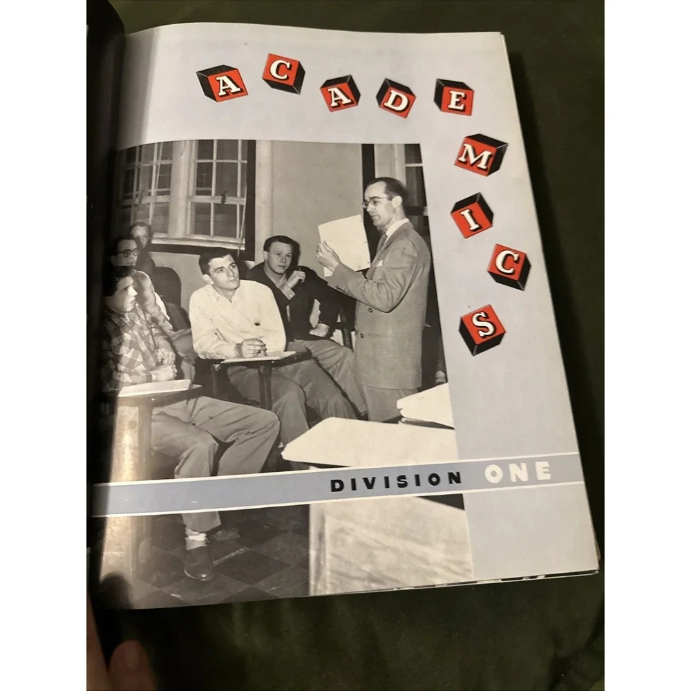 1952 RAZORBACK Yearbook - University of Arkansas - Fayetteville, AR